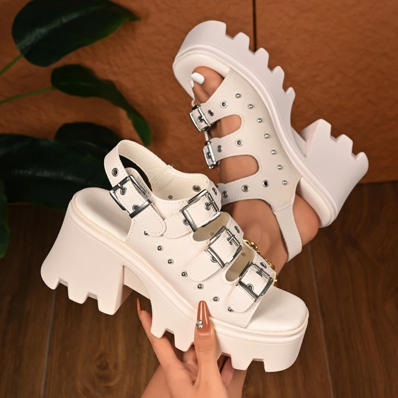 Größen 36-42 Damen High Heels Römische Schuhe Punk Metallschnalle Plateau-Sandalen Damen 2025 Sommer Nieten-Dekor Schwarze Gothic-Sandalen