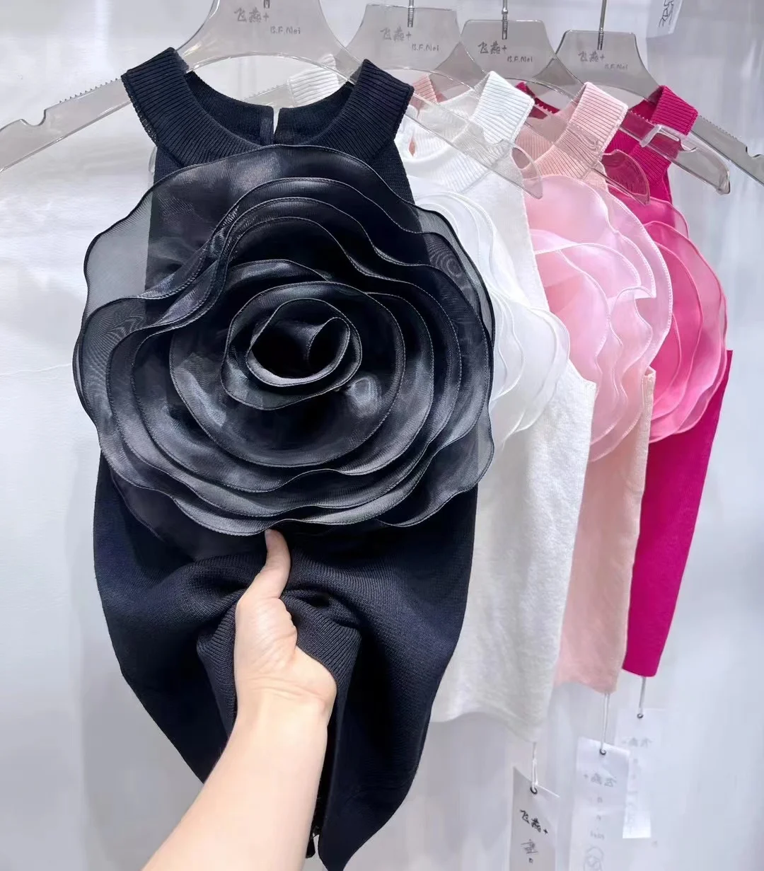2025 Sommer Neuheit Strickware Sexy Crop Tank Top Femme Schwarz Weiß 3D Blumen Sexy Ärmelloses Gestricktes Top Figurbetont Neckholder-Weste