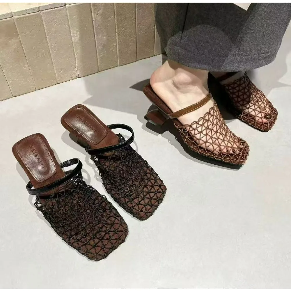 2026 Sommer Luxus Designer Pantoletten für Damen mit Spitze und Mesh, eckiger Zehenpartie, zum Hineinschlüpfen, niedriger Absatz, Sandalen, Freizeitschuhe für Frauen