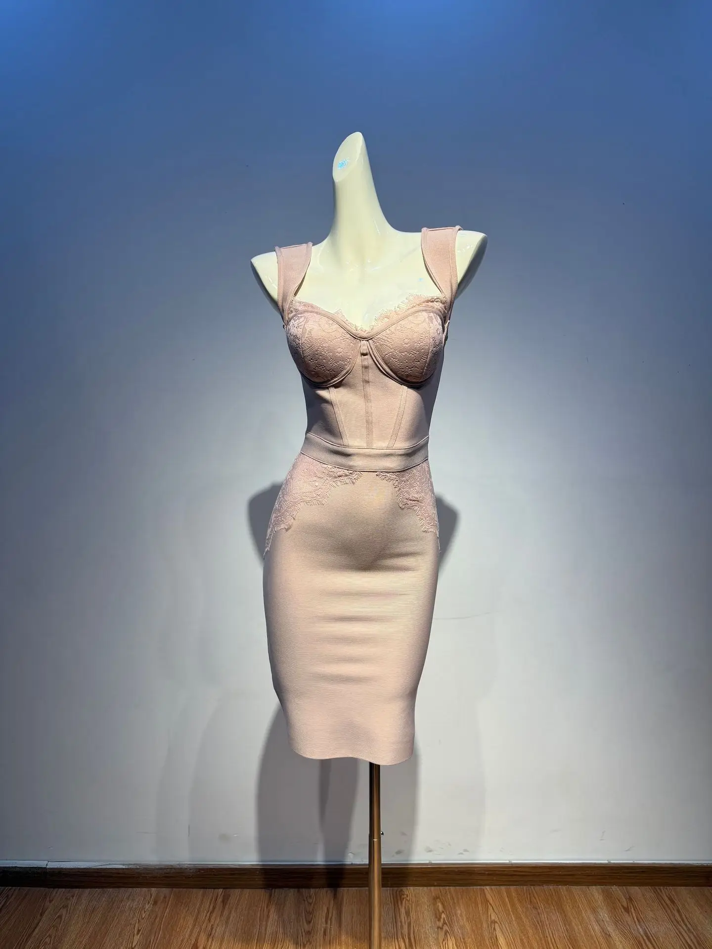 2026 Damen Sexy Luxus Ärmelloses V-Ausschnitt Spitzenkleid in Grün, Midi Bodycon-Kleid für Party, Kostüm, Bar, Nachtclub, Bühnenauftritt