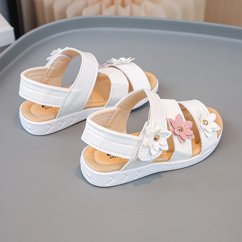 Sommer-Freizeitsandale für kleine Mädchen, drei Blumendetails, neue römische Strandschuhe für Kinder, stilvolles Stranderlebnis für Kinder, Abenteuer Image