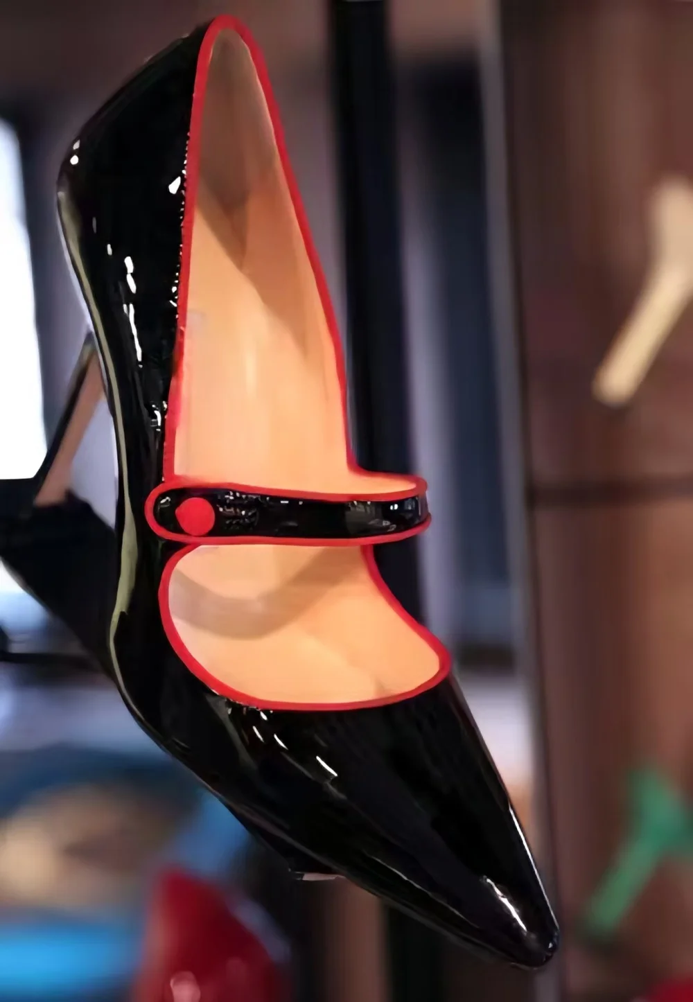 Elegante schwarze Mary Jane-Absätze aus Lackleder mit spitzer Zehenpartie, lebendige rote Akzente, Stiletto-Absatz, Retro-Chic-High-Schuhe für Damen