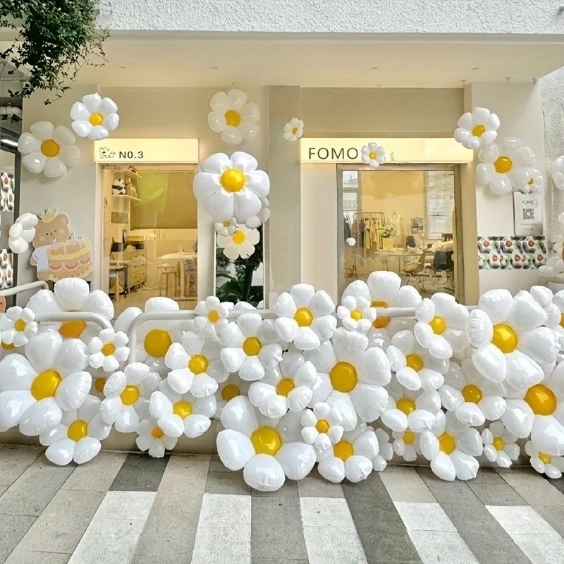50 Stück weiße Gänseblümchen-Aluminiumfolienballons – wiederverwendbare Geburtstags-Foto-Requisiten, Frangipani-Blumendekoration für Party-Fotografie im Freien Image