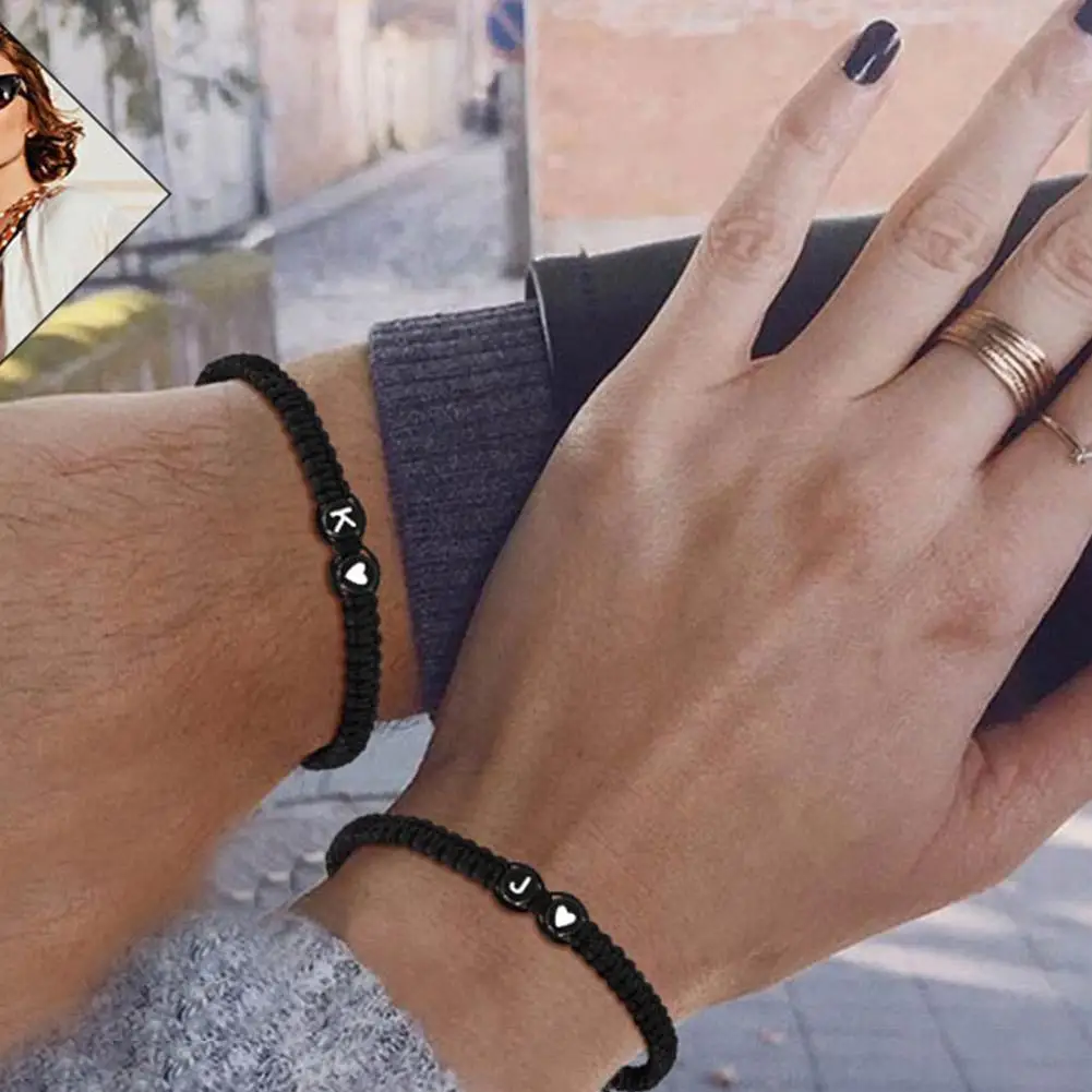 26-Buchstaben-gewebtes Armband, verstellbares handgewebtes Paar-geflochtenes Armband mit schwarz-weißen Perlen, personalisiertes Schmuckzubehör Image