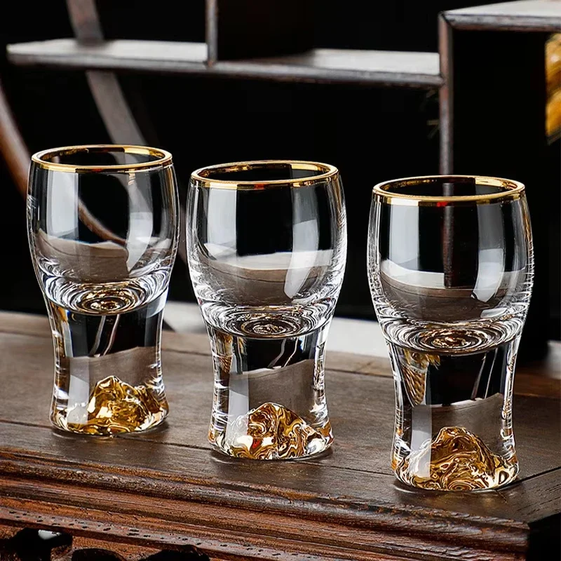 Bleifreies Kristallglas mit integriertem 24-Karat-Goldblatt-Schnapsglas für Wodka und Spirituosen. Goldene kleine Weingläser mit Jinshan Gold Image