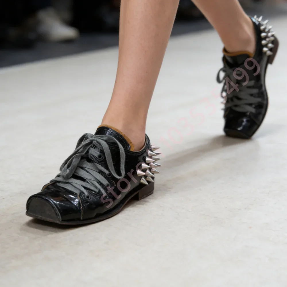 Herren-Sneaker aus genietetem Leder im Used-Look 2026 – Punk-Retro-Schuhe mit eckiger Zehenpartie, flachem Absatz, Schnürung und Gothic-Look, Low-Top-Freizeitschuhe