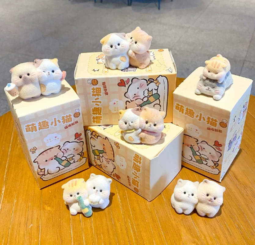 Neue Niedliche Kätzchen-Blindbox-Figur mit Magnetischem Aufkleber Trendige Spielzeugfigur Desktop-Büro-Schreibtisch-Dekoration Image