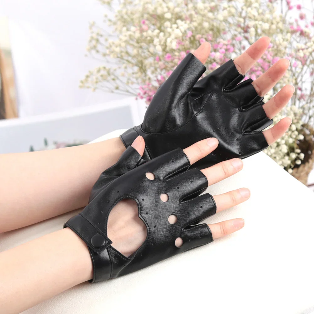 1 Paar Damen Motorrad PU-Leder Schwarze Halbfinger-Handschuhe Hip-Hop Punk Coole Herz-Hohlfinger-Handschuhe Jungen-Handschuhe Tanzhandschuhe