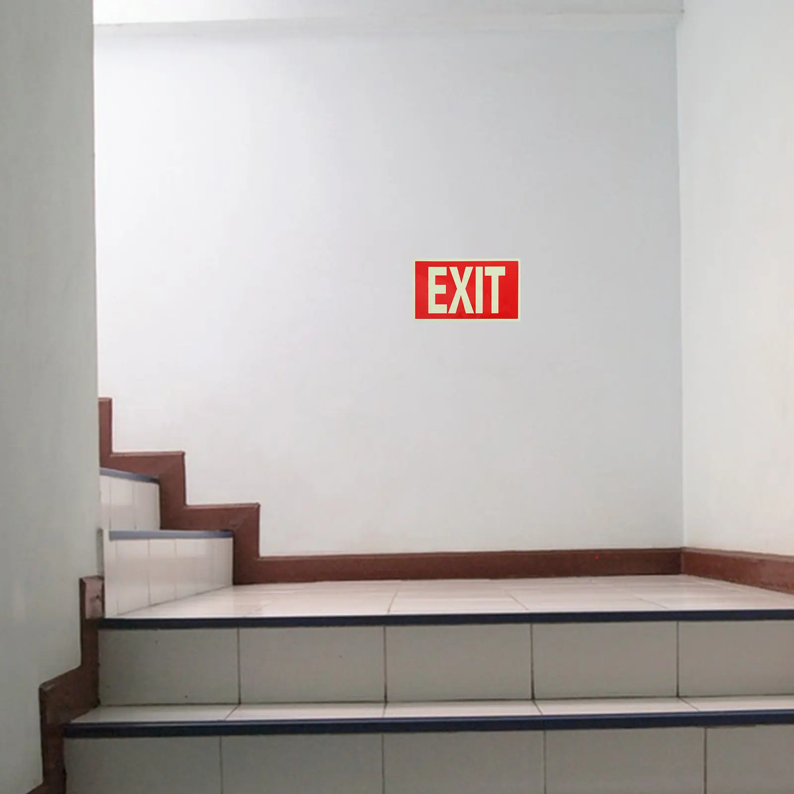 Selbstklebendes Notausgangsschild Hochsichtbarer Leuchtschild für Notfall-Evakuierung in Einkaufszentren und Bars Image
