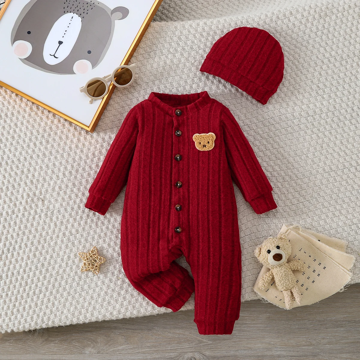 【Baby Boy】Roter Herbst- und Winter-Einteiler mit einreihigen Knöpfen vorne und niedlichem Bärenabzeichen auf der Brust + Set mit rotem Mütze Image