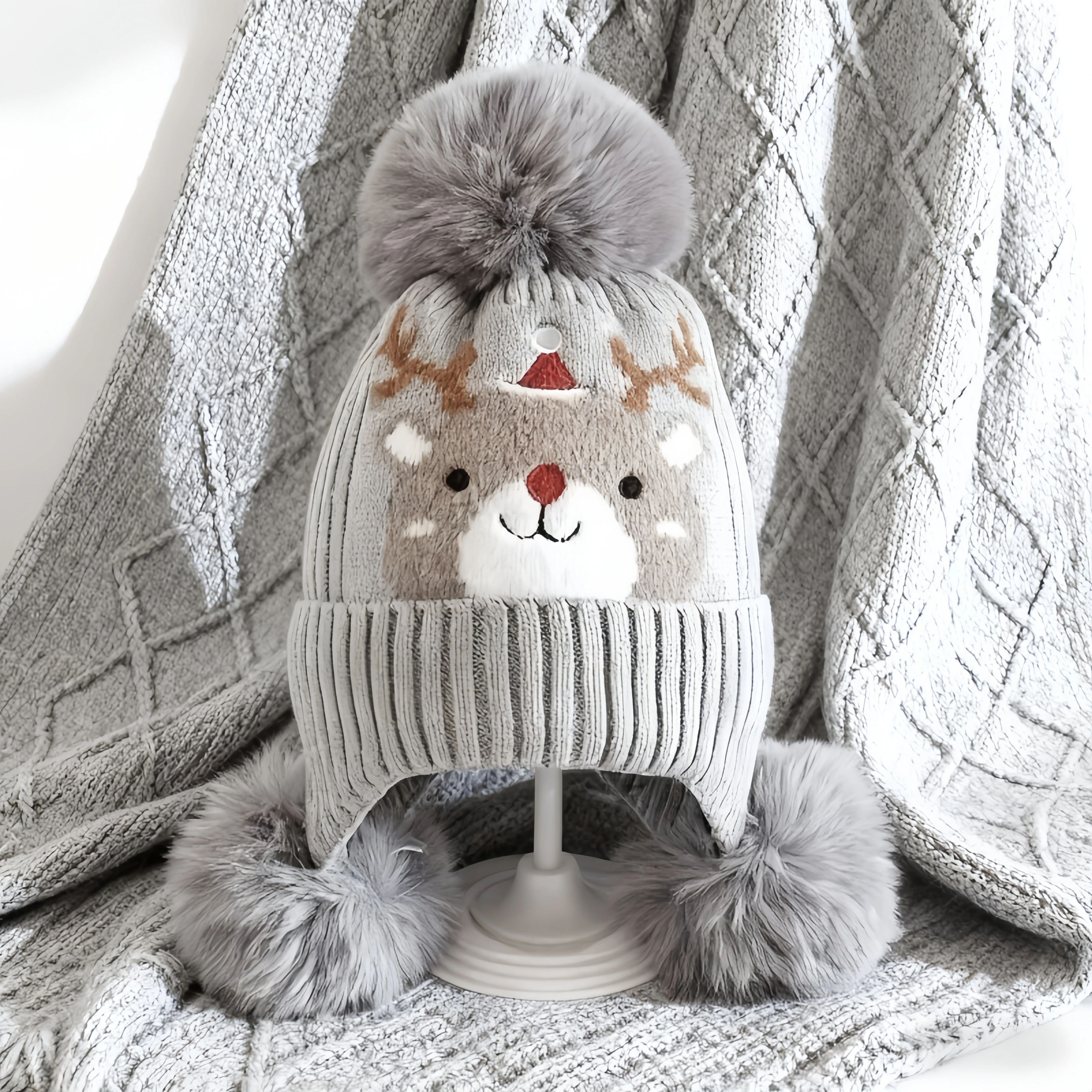 Weihnachts-Elch-Beanie-Mütze für Jugendliche – weiche, dehnbare, warme Wintermütze für Jungen und Mädchen mit abnehmbaren Ohrenklappen und Bommel Image