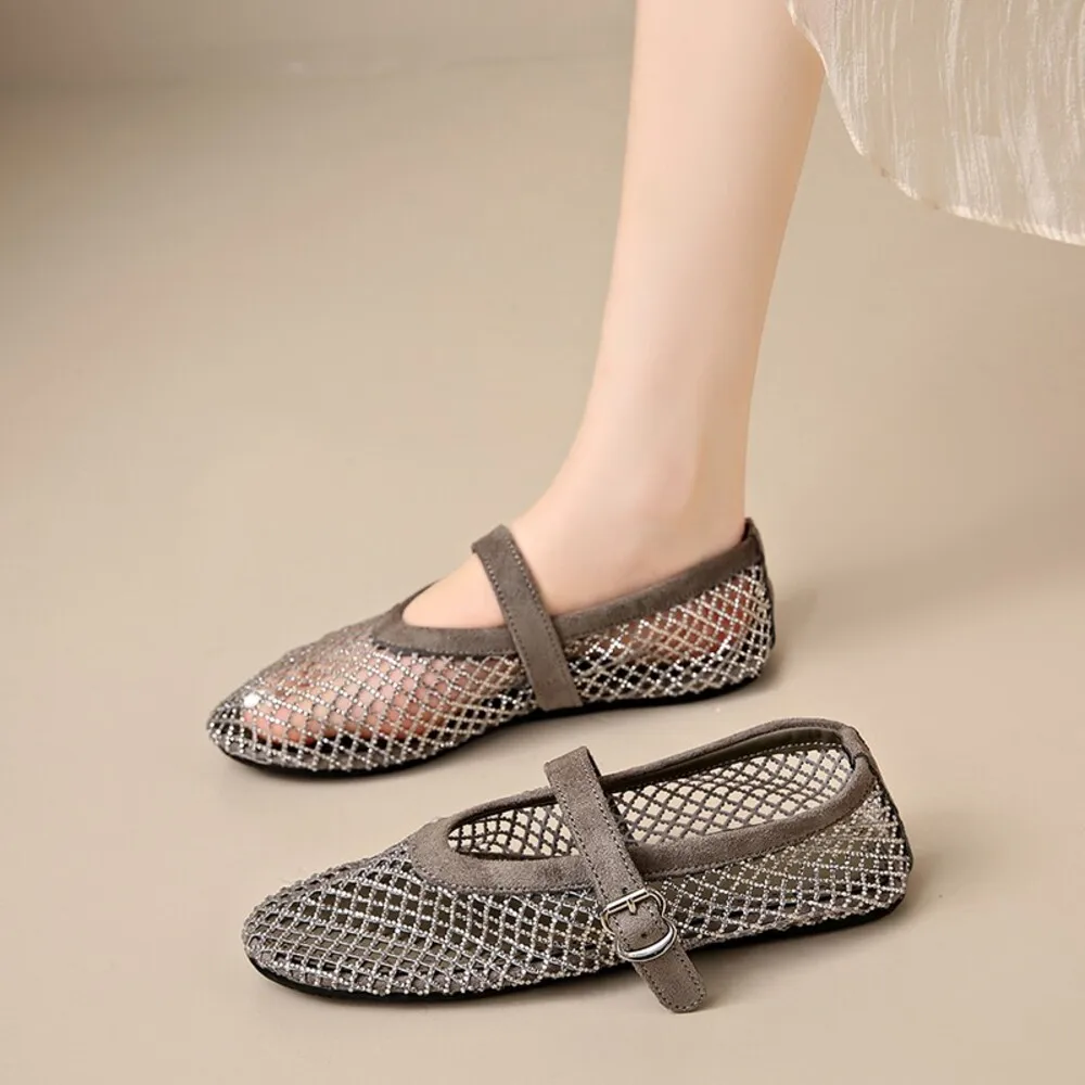 Frauen-Schuhe aus Netz mit Steinen, 3 Farben (Grau, Schwarz, Rot). Perfekt für den Sommer, Spaziergänge und Lässige Anlässe, Bequem und Stilvoll, Passend zu Hosen, Röcken und Kleidern, Moderner und