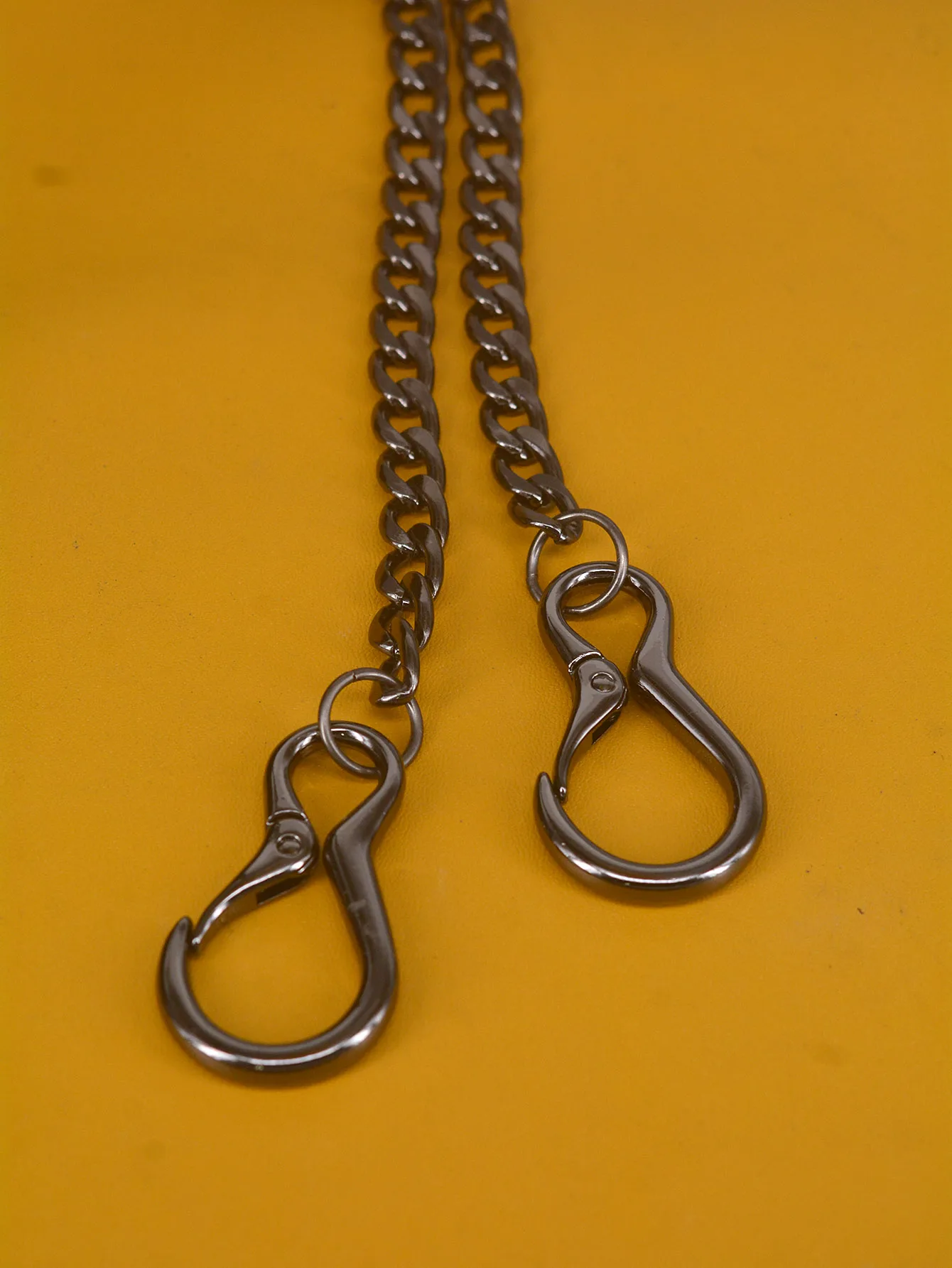 23 Zoll Gunmetal-schwarzer, robuster Hip-Hop-Geldbörsen-Jeansgürtel mit doppeltem ovalen italienischen Gürtelhakenclip, 10 mm NK ovaler Kette, EDC-Geschenk für die Familie