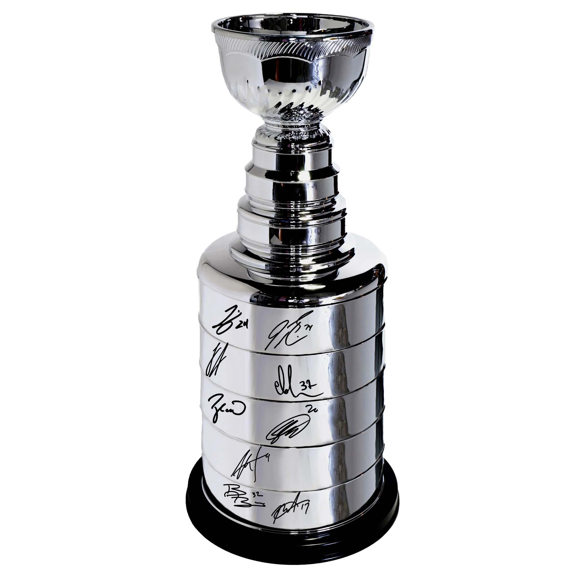 "Carolina Hurricanes signierter Stanley-Cup-Pokal der Champions 2026 (2-Zoll-Replika) mit mehreren Unterschriften – Limitierte Auflage von 50 Stück"