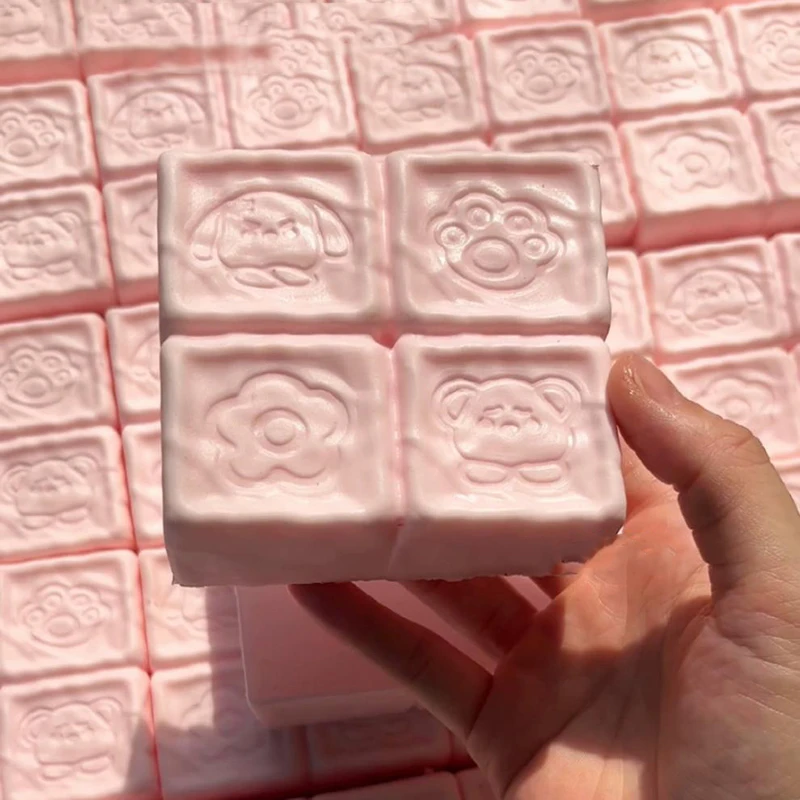 Squishy Erdbeer-Schokoladen-Milch-Würfelkuchen-Brot-Quetschspielzeug, weiches Stressabbau-Spielzeug, langsam aufsteigendes sensorisches Fidget-Spielzeug für Kinder und Erwachsene Image