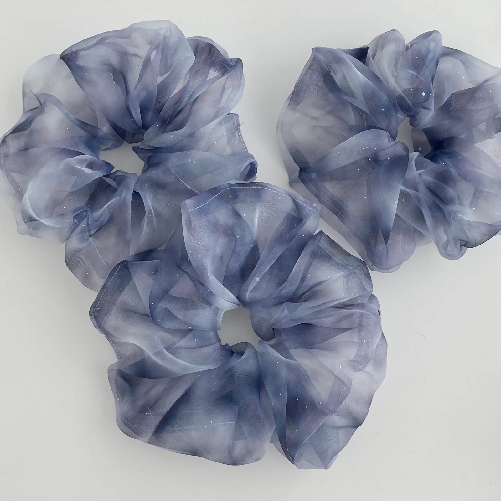 Weiche, blau glitzernde Organza-Haargummis, elegante, transparente große Pferdeschwanz-Haargummis, feenhaft-ästhetische Freizeit-Haarschmuckstücke Image