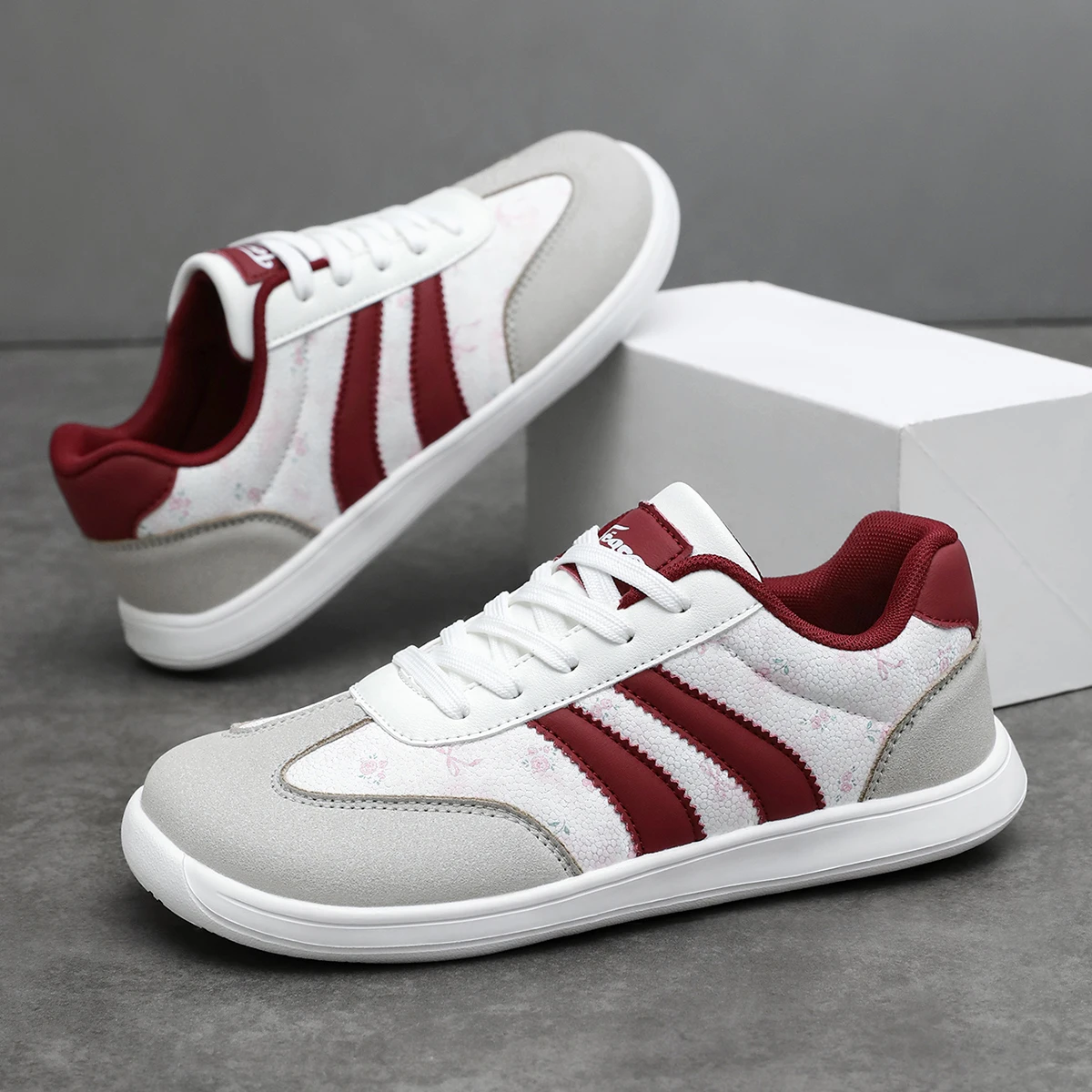 Damen-Sneaker mit breiter Zehenbox, gestreiftem Patchwork, Schnürung und flacher Sohle zum Gehen und Skateboarden Image