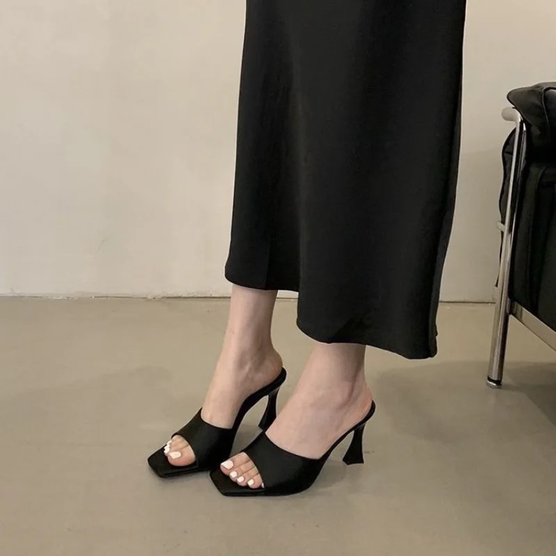 2026 Sommer Neue Modische High-Heel Damenschuhe im Französischen Stil Einfache Eleganz Sandalen Elegante Eckige Pantoletten Große Größen