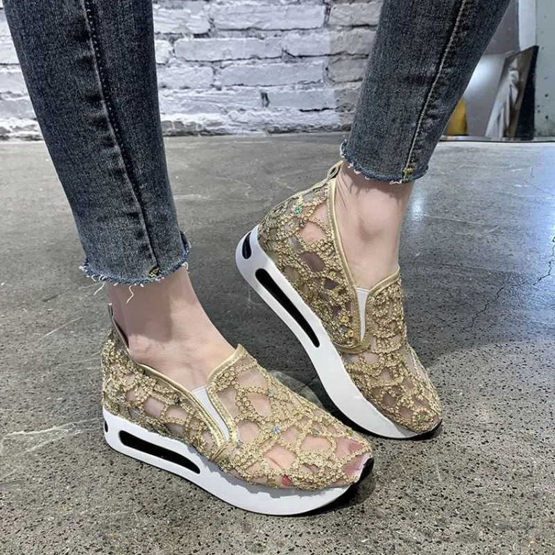 Damen Keilabsatz-Schuhe mit Pailletten und Mesh, Atmungsaktive Plateau-Sneaker in Gold und Silber, Höhenerhöhende Keilabsatz-Freizeitschuhe für Frauen