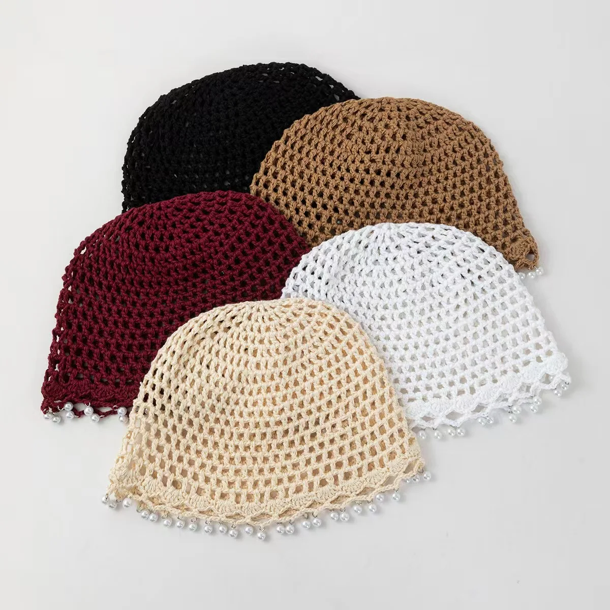 Leichte, atmungsaktive, offengestrickte Mütze im „Wasserperlen“-Stil – eine künstlerische, eng anliegende Strickmütze. Image