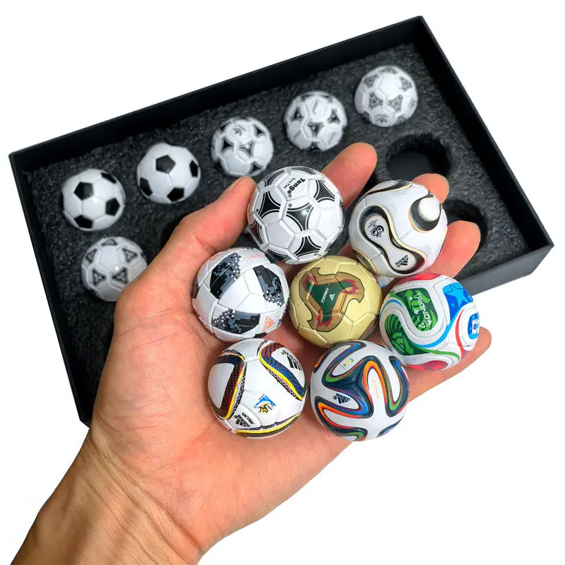 Auf Lager 2026 Fußball-WM Event-Souvenir 15 Mini ABS&PU Fußbälle in Elegantem Mini-Fußball-WM-Design als Geschenke für Freunde Image