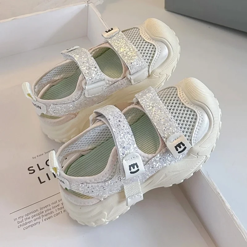 Glitzer-Sandalen für Mädchen, Sommer-Schuhe mit geschlossenem Zehenbereich, atmungsaktive Mesh-Sneaker mit Pailletten, Anti-Kollisions-Schuhe, Größe 26–37