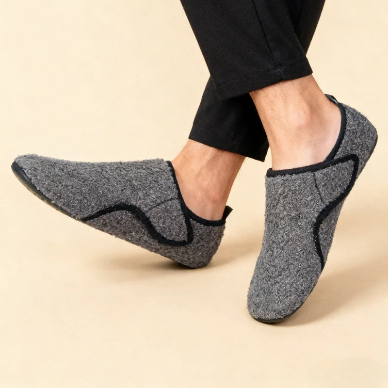 Lässige Baumwollschuhe für Herren mit Schnürsenkeln und Magic Tape. Warme und leicht zu tragende, bequeme Hausschuhe für zu Hause Image