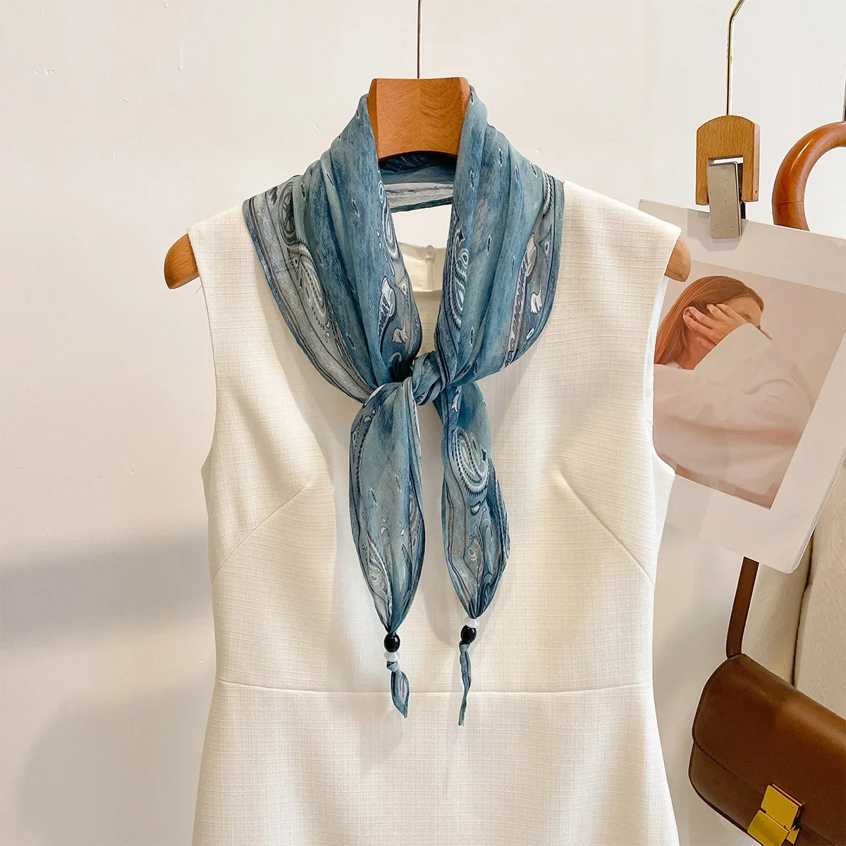 Retro-bedruckte Schals, dünner rautenförmiger Schal für Damen, passend zu Jeans, luxuriöser Hijab, Halstuch, eleganter Schal. Image