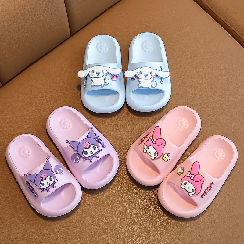 Stylische Hello Kitty Eltern-Kind-Hausschuhe, rutschfeste Plateau-Sandalen, geschlossene Mesh-Schuhe, geeignet für Zuhause und Reisen.