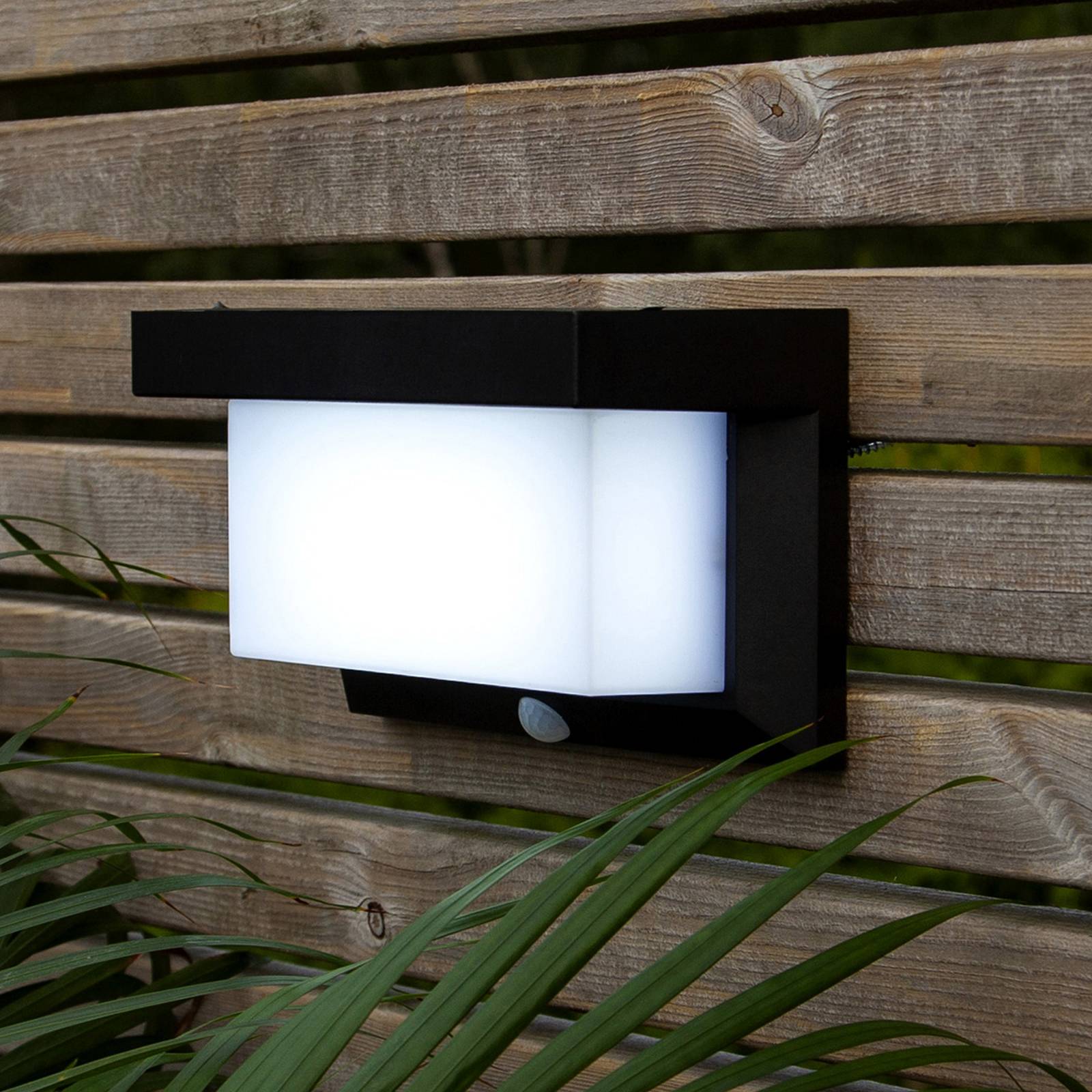 STAR TRADING Lampada da parete solare a LED Valla con sensore di movimento, Nero, Plastica, Lampada solare da esterni