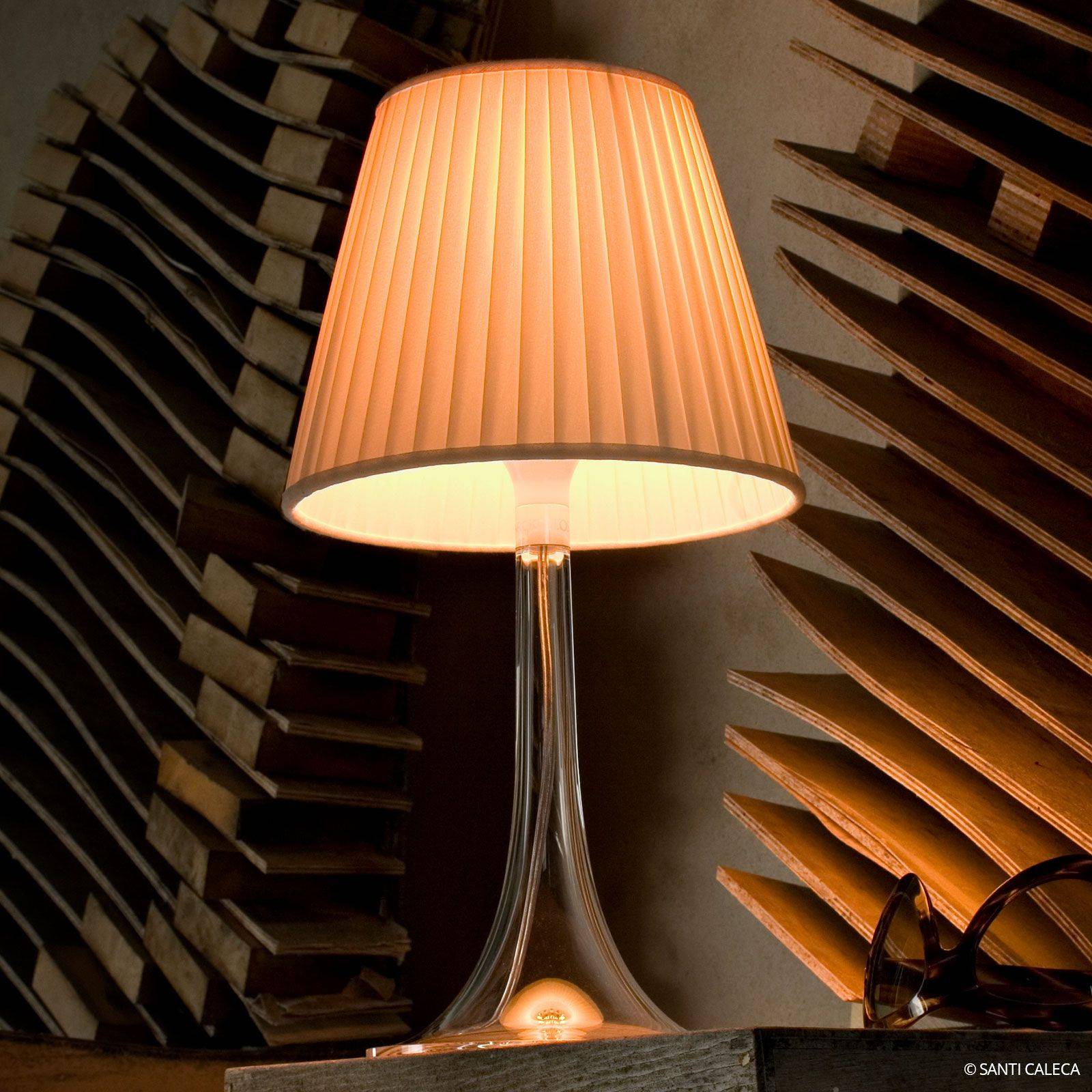 FLOS Lampada da tavolo di design MISS K, dimmerabile, Crema / Ambra, Corridoio, Plastica, Design, Lampada da tavolo