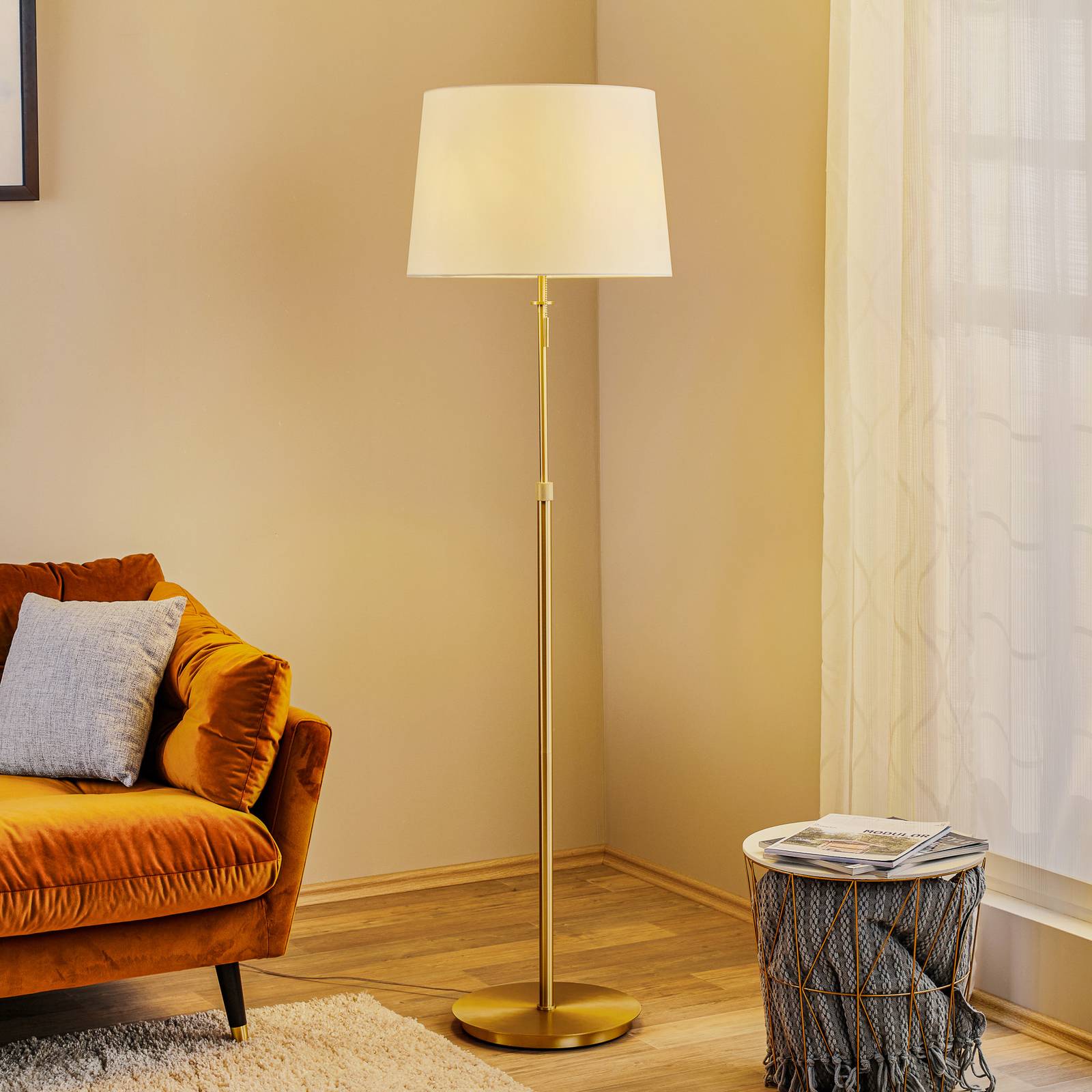 Trio Lighting Lampada da terra Lyon, Ottone / Oro, Soggiorno / Sala da pranzo, Metallo, Moderno, Lampada da terra