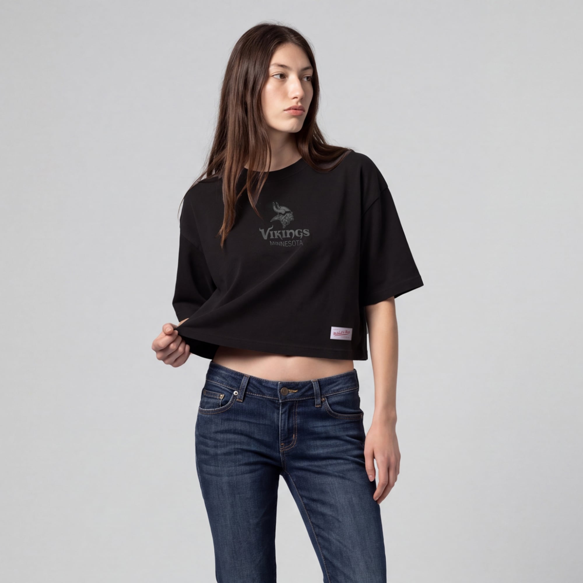 Mitchell & Ness Damen-T-Shirt in Schwarz mit Minnesota Vikings Core Essentials Micro-Logo, kastenförmig geschnitten