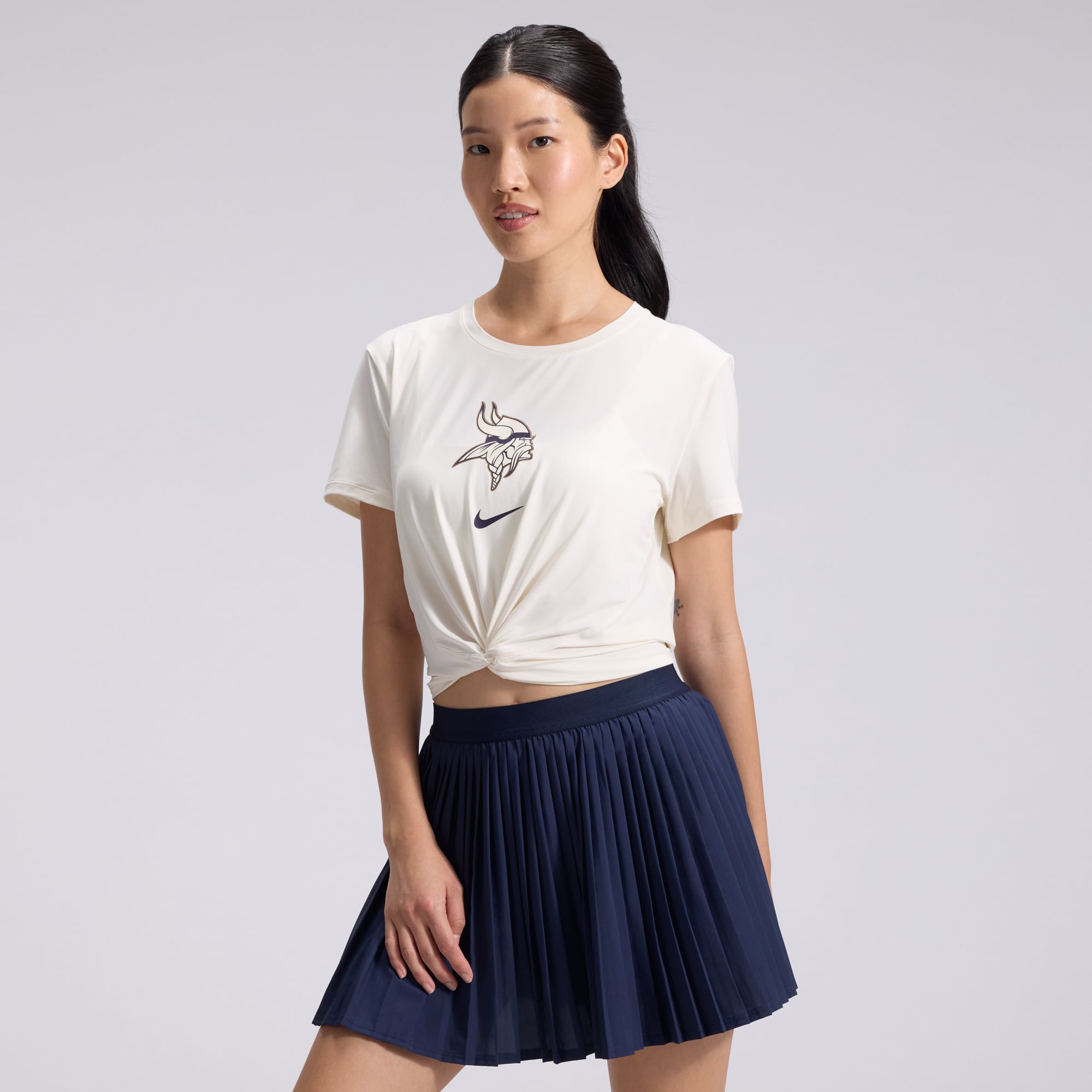 Nike Damen-T-Shirt in Creme aus der Minnesota Vikings 2026 Rivalries Collection mit klassischem Twist-Design