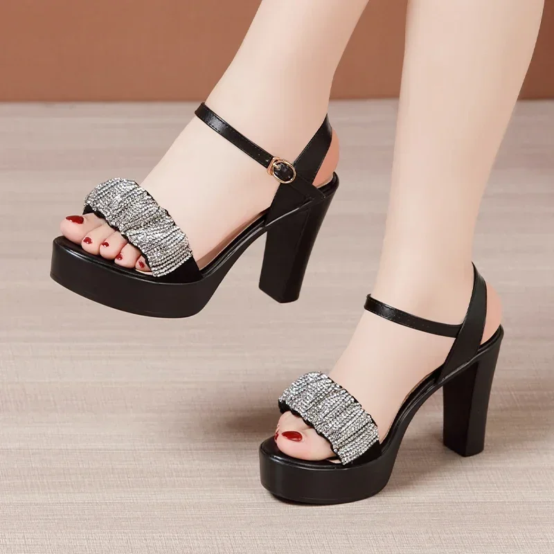 8 10 13cm Kleine Größe 32-43 Elegante Schwarze Strass Blockabsatz Sandalen Sommer 2026 Plateau-Schuhe für Damen im Büro-Modell