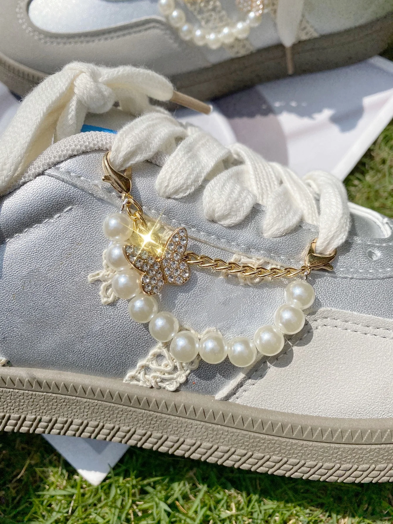 2 Stück elegante Schmetterlingsketten mit Strass und ABS-Perlen, abnehmbare DIY-Dekorationen für Martin Boots, Skate-Schuhe, Sneakers