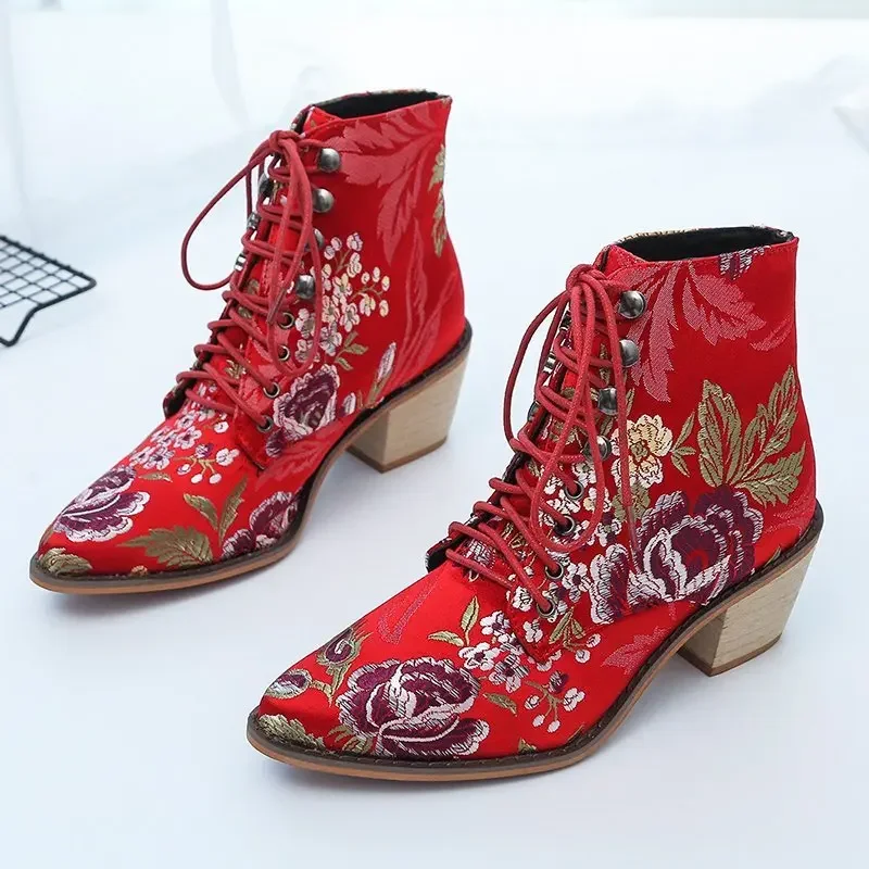 Spitze Zehen stickerei ethnische Stiefel Frauen Low-Heel Pumps Plattform rote Stiefel moderne Designer Stiefel plus Größe Bankett Frauen Schuhe