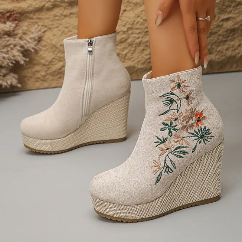 2026 Frühling Herbst Neue Stickerei-Design Damen High-Heel Stiefeletten Modische Einfarbige Reißverschluss-Keilabsatz Casual Damenschuhe