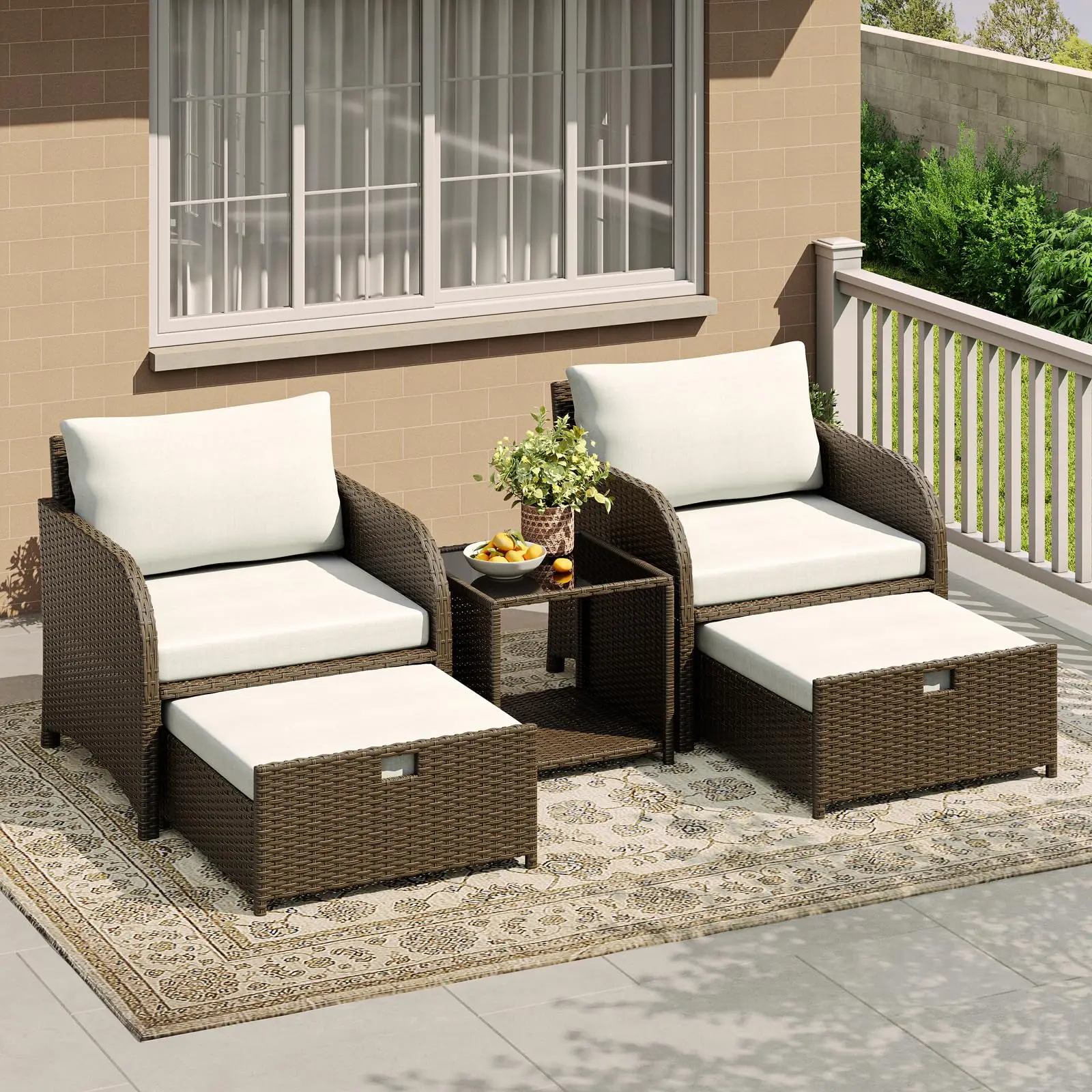 5-teiliges Outdoor-Gartenmöbelset aus Polyrattan – wetterfestes PE-Rattan-Sofa mit platzsparenden Hockern, Couchtisch aus gehärtetem Glas und Kissen für Balkon/Garten/Hinterhof, Lieferung in 2 Paketen.