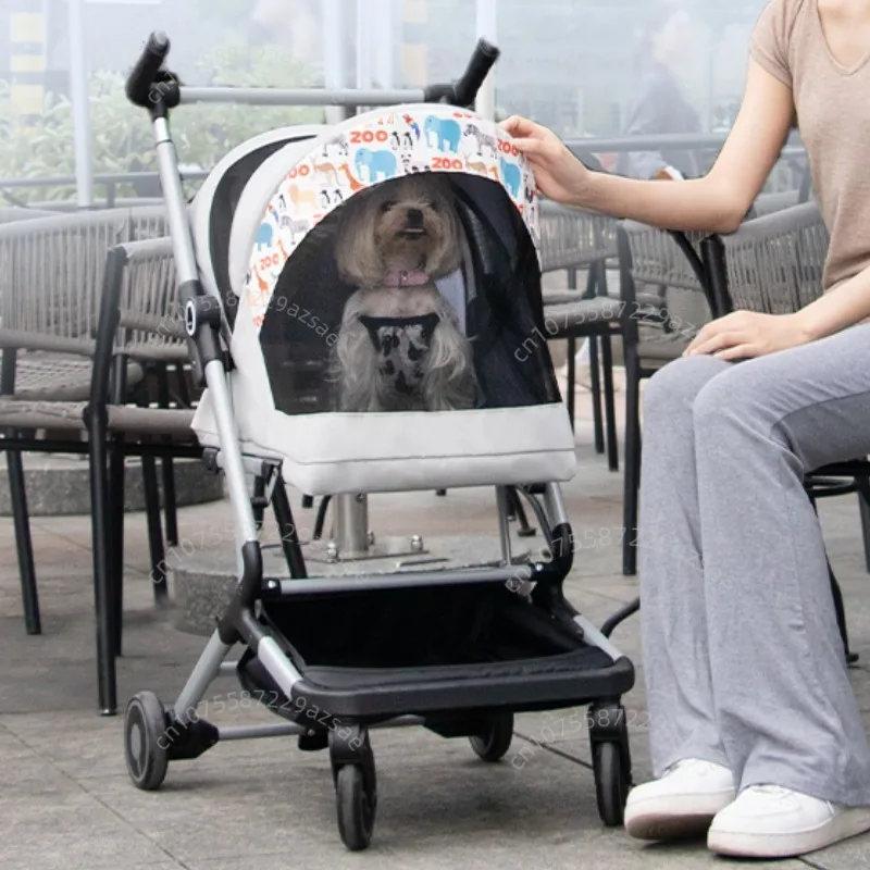 Tragbarer Kinderwagen für Haustiere. Ultraleicht und einfach zusammenklappbar. Der Kinderwagen mit großem Fassungsvermögen bietet Platz für zwei Katzen gleichzeitig