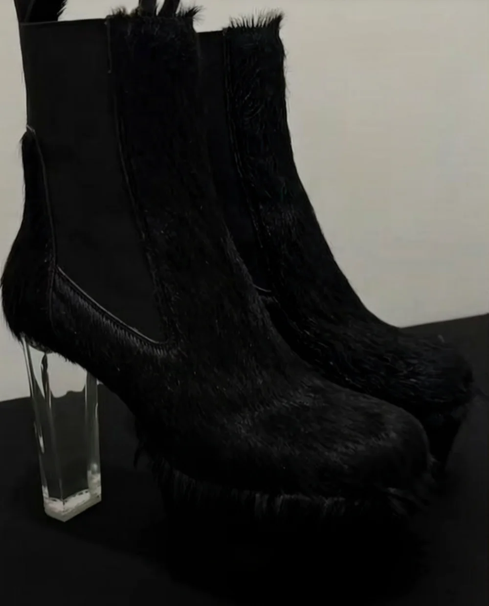 Schwarz/rot/grau gefärbte Kunstfell-Plateaustiefel mit elastischen Einsätzen, transparentem Blockabsatz, coolem Rundzehen-Design und modischem Rock-Stil.