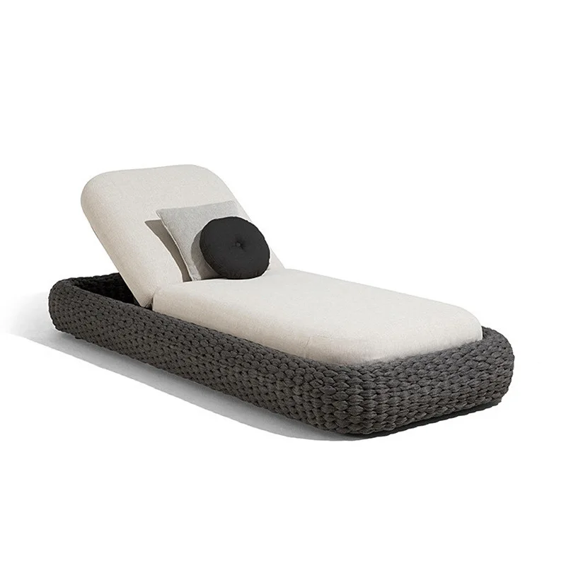 Outdoor PE-Rattan Sonnenliege Wetterfeste Korbgeflecht-Terrassenliege mit Kissen