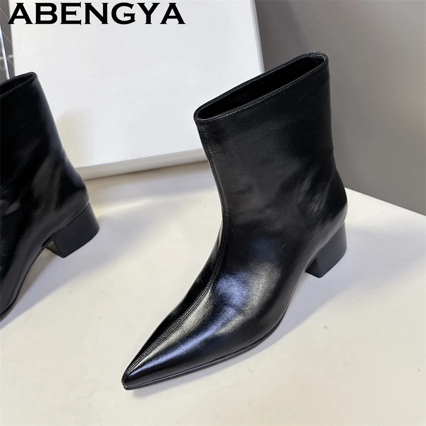 Braune schwarze Stiefeletten aus echtem Leder mit spitzer Zehenpartie für Damen, klassische kurze Stiefel mit niedrigem Absatz, Chelsea-Stiefeletten für den Winter, Fashion Week