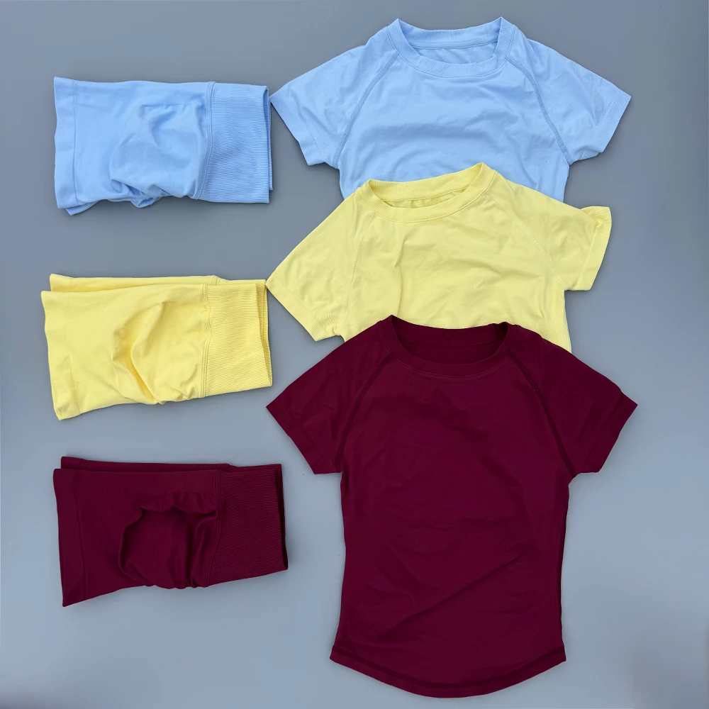 Ensemble de sport 2 pièces : haut de yoga sans coutures à manches courtes et short de sport à effet scrunch pour femmes, idéal pour l'entraînement, la course et la salle de sport.