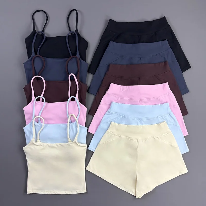NCOYOE Ensemble de sport 2 pièces pour femmes, haut à bretelles, short d'entraînement, débardeur à col carré, short ample, tenue de sport pour la salle de sport, la course et le fitness