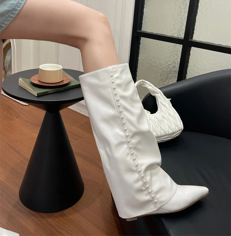 Damenstiefel mit mittelhohem Keilabsatz, kniehohe Stiefel mit Perlenbesatz, Reiterstiefel für Damen, Schuhe mit verstecktem Absatz, Damenstiefel.