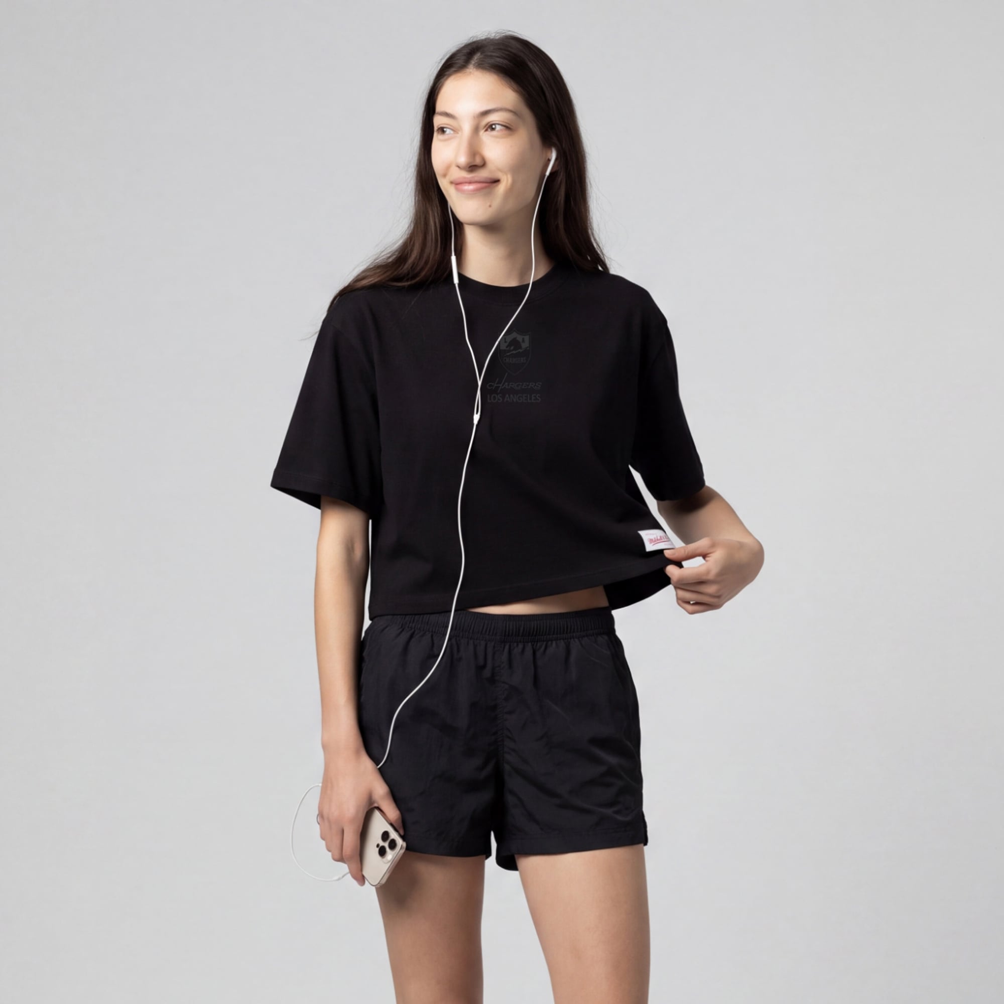 Mitchell & Ness Damen-T-Shirt in Schwarz mit Los Angeles Chargers-Logo (Core Essentials Micro Logo)