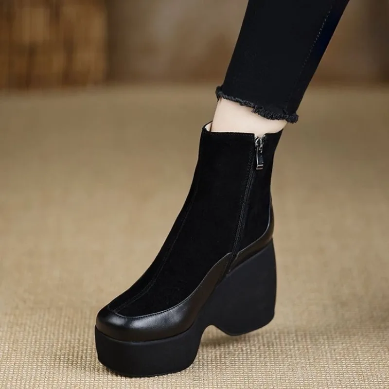 Damen-Plateau-Stiefeletten, schwarzes Leder, Wildleder, seitlicher Reißverschluss, kurze Stiefeletten, hoher Absatz, Herbst- und Wintermode, Damenschuhe.