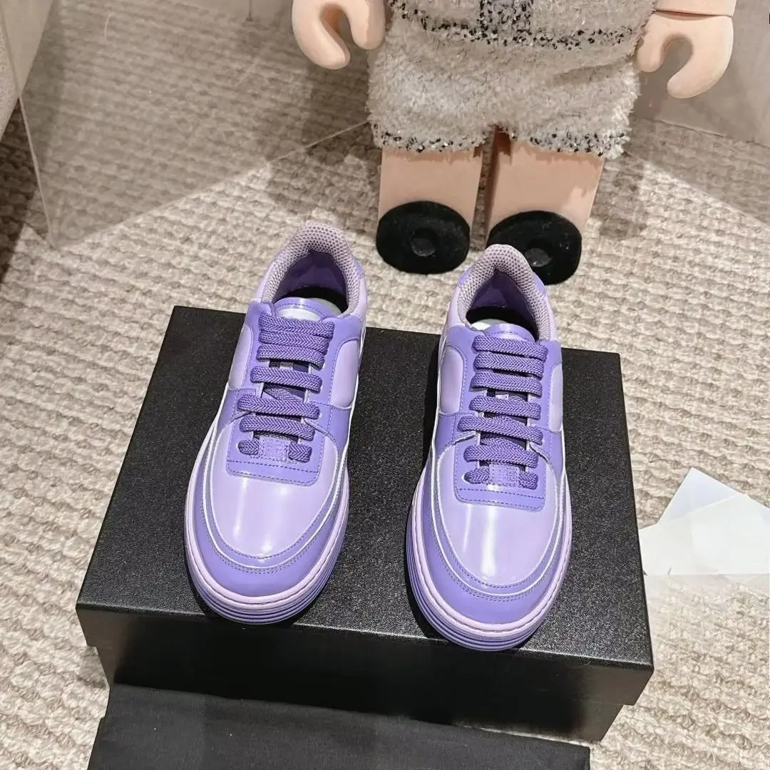 Unisex-Sneaker aus lila Lackleder, Schnürschuhe, niedriger Schaft, Plateausohle, Freizeit- und Sportschuhe.