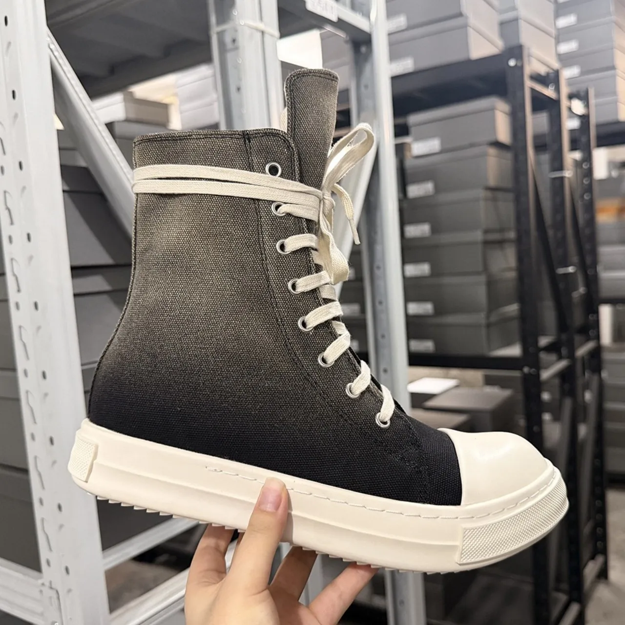 Schwarz-Weiß Farbverlauf Canvas 26ss Freizeitschuhe High-Top Herrenschuhe Low-Top Damenschuhe Sneaker Flache Stiefeletten Luxus-Schuhe
